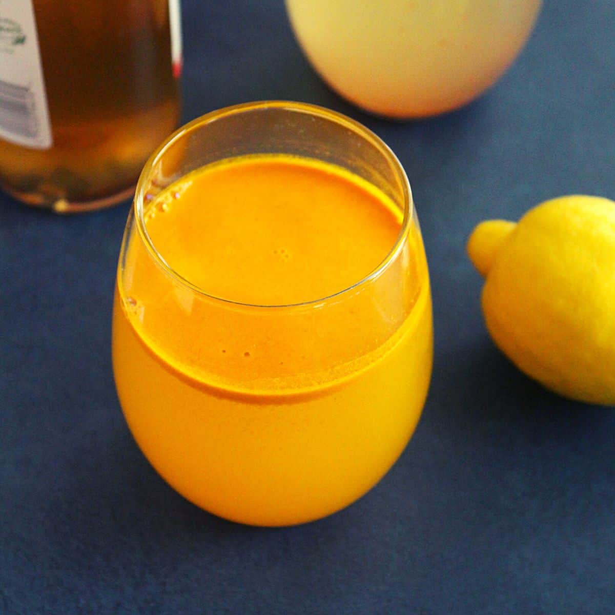 Apple cider vinegar detox drink (with turmeric)