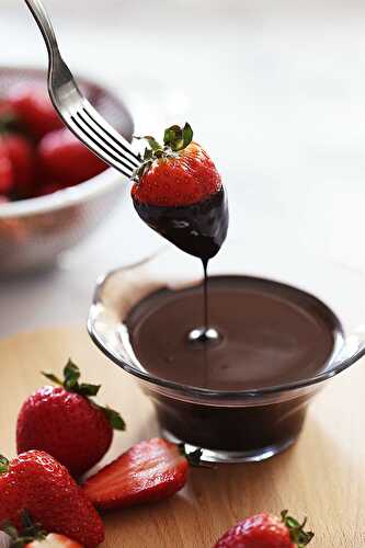 Simple and Easy Chocolate Dipped Strawberries Recipe